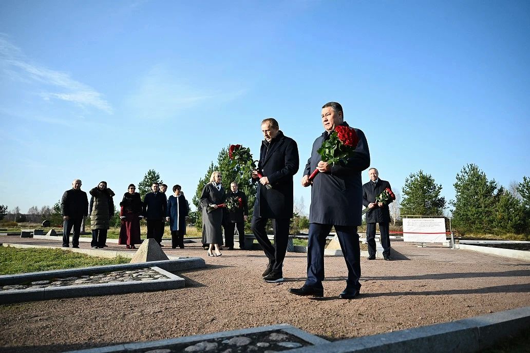 Полпред президента в СЗФО Игорь Руденя возложил цветы к мемориалу "Воинам земли Тверской — защитникам Ленинграда" на Невском пятачке, в боях за который участвовал в том числе отец президента — уроженец тверской деревни... Полпред президента в СЗФО Игорь Руденя возложил цветы к мемориалу "Воинам земли Тверской — защитникам Ленинграда" на Невском пятачке, в боях за который участвовал в том числе отец президента — уроженец тверской деревни...