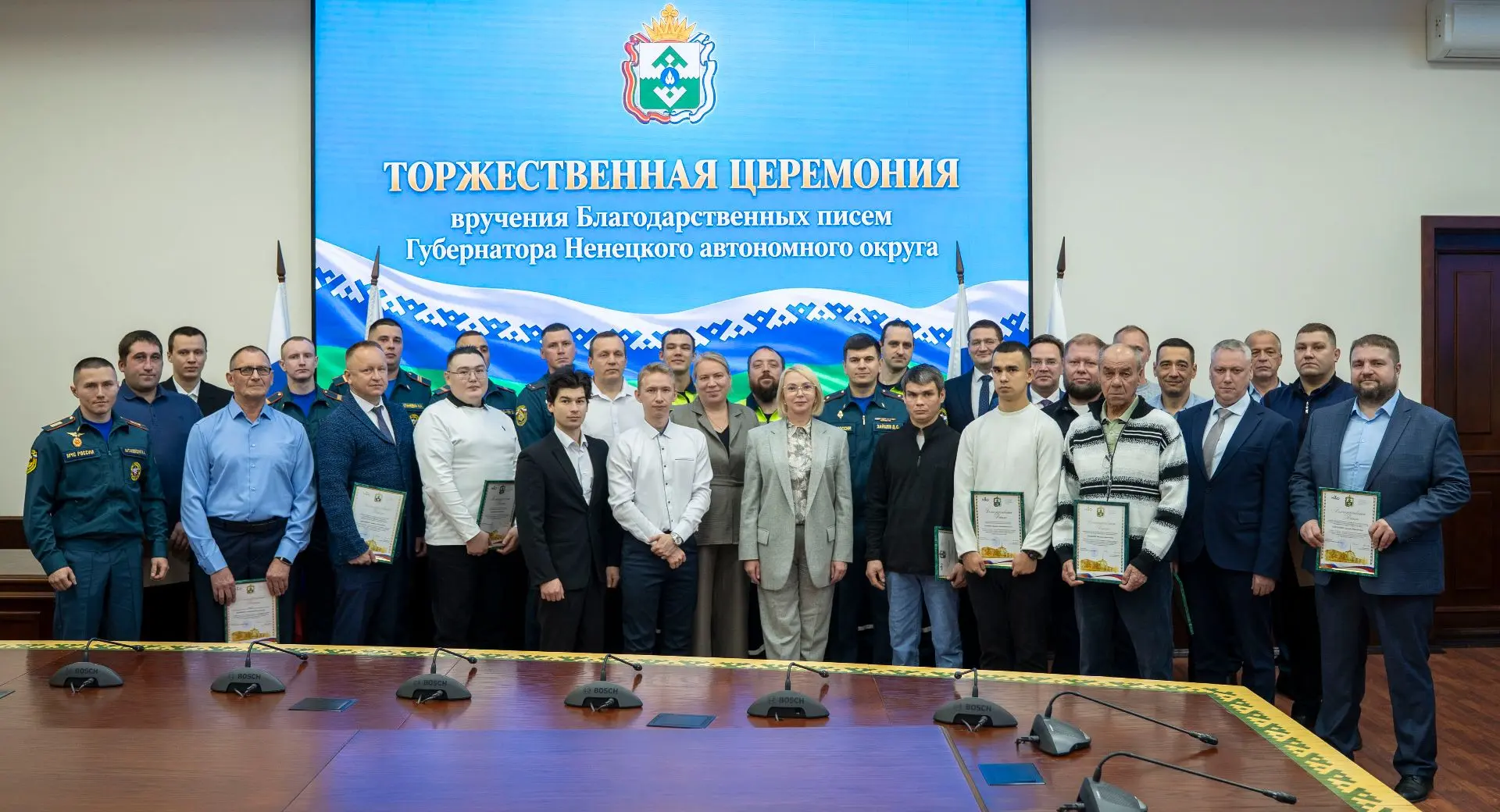 В Нарьян-Маре отметили наградами участников тушения пожара на полигоне ТБО